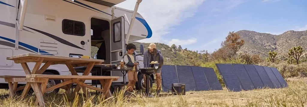 Estação de energia numa camper com painéis solares